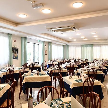 רימיני Hotel Criniera D'Oro מראה חיצוני תמונה