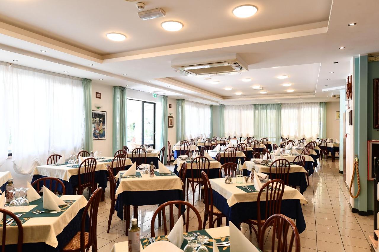 רימיני Hotel Criniera D'Oro מראה חיצוני תמונה