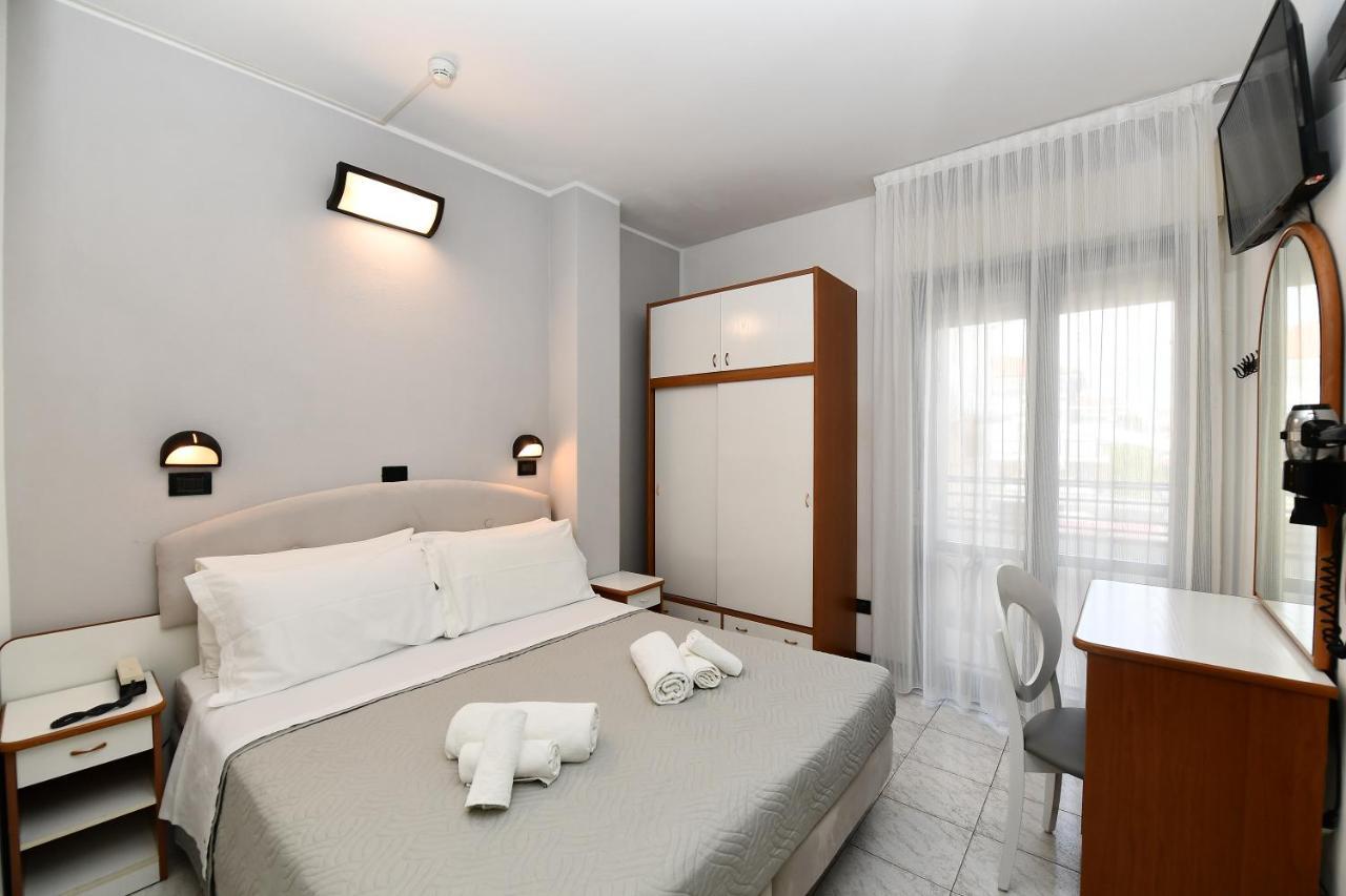 רימיני Hotel Criniera D'Oro מראה חיצוני תמונה